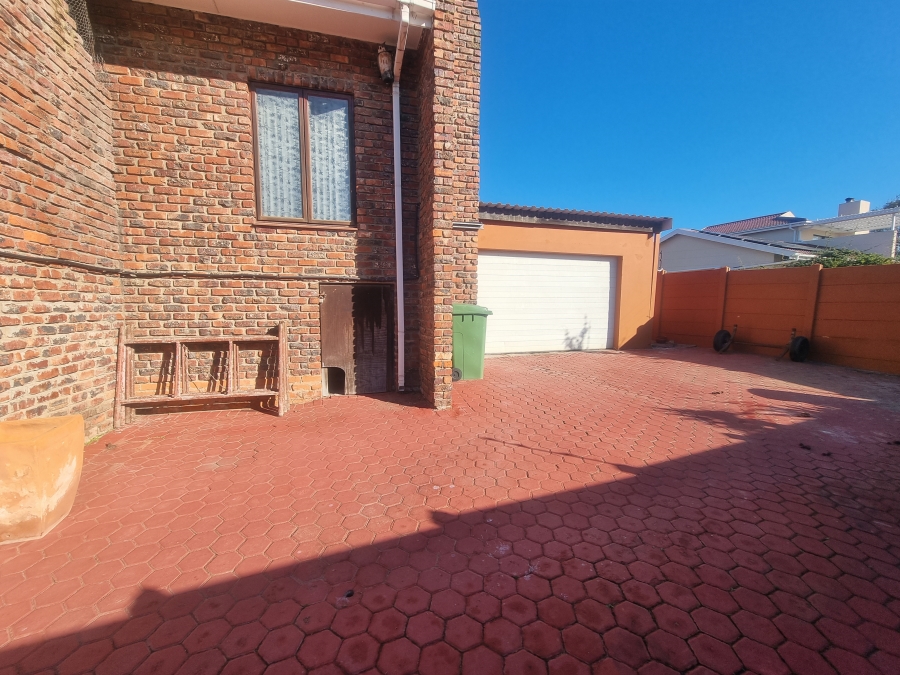 6 Bedroom Property for Sale in Heiderand Western Cape